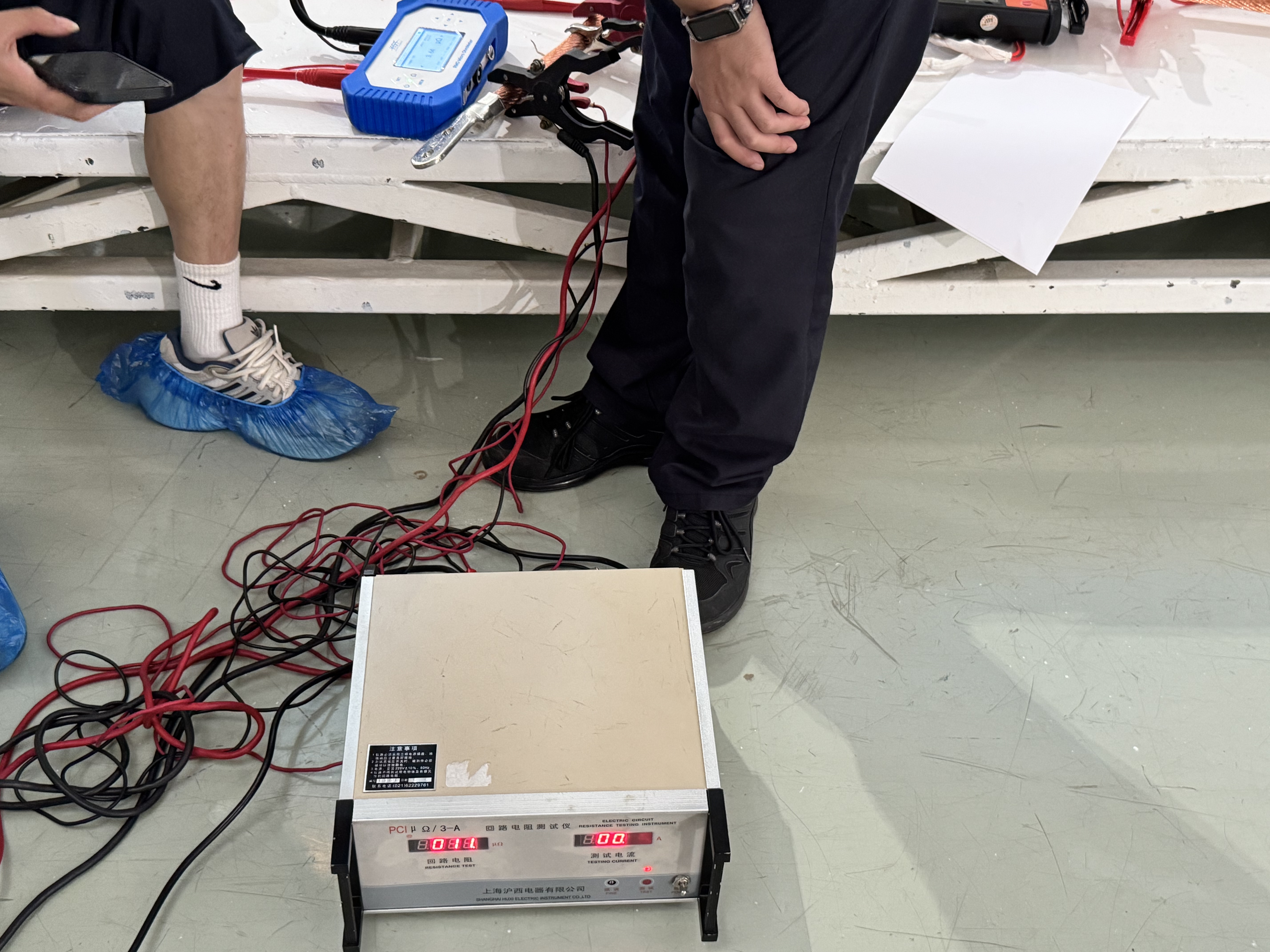 手持回路電阻測試儀檢測現(xiàn)場